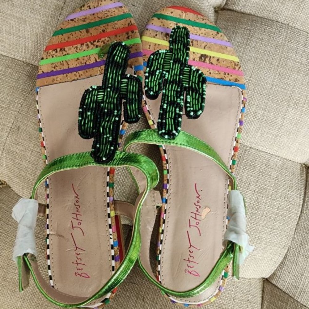 BETSEY JOHNSON LEATHER SANDALS 6.5 GREEN SAGUARO CACTUS DETAIL-NEW. NEVER WORN